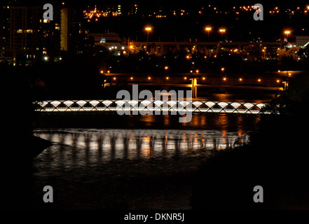 Ein Blick auf die Peace Bridge bei Nacht über den Bow River in Calgary, Alberta, Kanada. Stockfoto