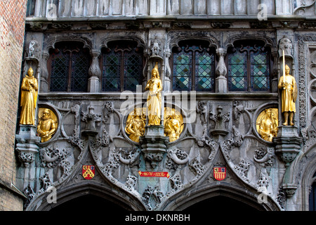 Goldene Figuren in einer Basilika Eingang. Stockfoto