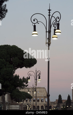 Kolosseum bei Sonnenuntergang mit Straßenlaternen Stockfoto