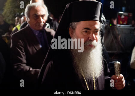 Jaffa, Israel. 8. Dezember 2013. Griechisch-orthodoxen Patriarchen von Jerusalem, THEOPHILUS III (R), unter den christlichen Führern Teilhabe in einen festlichen Weihnachtsbaum-Beleuchtung. Jaffa, Israel. 8. Dezember 2013.  Tel Aviv-Yafo Gemeinde leuchtet einen 15 Meter hohen Weihnachtsbaum, eines der größten in Israel, in die Andromeda compound in Jaffa. In Jaffa, unter Ihnen griechisch-orthodoxe, Katholiken, Maroniten, Kopten und Protestanten leben rund 6.500 Christen. Bildnachweis: Nir Alon/Alamy Live-Nachrichten Stockfoto