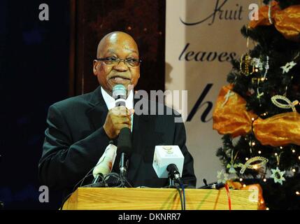 Johannesburg, Südafrika. 8. Dezember 2013. Südafrikas Präsident Jacob Zuma befasst sich mit einen Gottesdienst zum Gedenken an das Leben von Nelson Mandela in Bryanston Methodist Church in Johannesburg, 8. Dezember 2013.  Bildnachweis: GCIS/Xinhua/Alamy Live-Nachrichten Stockfoto