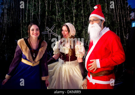 Jaffa, Israel. 8. Dezember 2013. Schauspieler in Kostümen amüsieren begeistert Kinder versammeln, um die festliche Beleuchtung des Weihnachtsbaumes Jaffa teilnehmen. Jaffa, Israel. 8. Dezember 2013.  Tel Aviv-Yafo Gemeinde leuchtet einen 15 Meter hohen Weihnachtsbaum, eines der größten in Israel, in die Andromeda compound in Jaffa. In Jaffa, unter Ihnen griechisch-orthodoxe, Katholiken, Maroniten, Kopten und Protestanten leben rund 6.500 Christen. Bildnachweis: Nir Alon/Alamy Live-Nachrichten Stockfoto