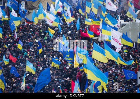 Kiew, Ukraine. 7. Dezember 2013. Kundgebung der Opposition auf Indipendence Platz versammelt Tausende Demonstranten In Kiew ts, die sie Regierung zum Rücktritt auffordern. Bildnachweis: Jonatha Borzicchi Redaktion/Alamy Live-Nachrichten Stockfoto