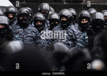 Kiew, Ukraine. 7. Dezember 2013. Miltiia Männer verteidigen, das Parlament und die Regierungsgebäude am 7. Dezember 2013 in Kiew, Ukraine. Bildnachweis: Jonatha Borzicchi Redaktion/Alamy Live-Nachrichten Stockfoto