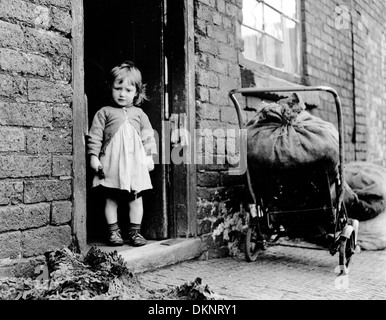 Junges Mädchen vor die Haustür des Hauses in Flood Street Gegend von Dudley in West Midlands Uk 1954 Stockfoto