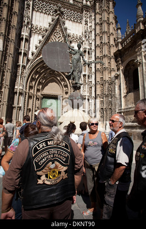 Touristen im Puerta del Principe, wo beginnt den Besuch in der Kathedrale von Sevilla. Sevilla, Andalusiens, Spanien. Stockfoto