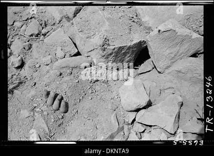 Ergebnisse einer der heftigsten Kämpfe des Krieges, Kampf um Iwo Jima, liegen in Leid Haufen auf der ganzen Insel. Die... 520735 Stockfoto