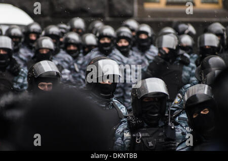Kiew, Ukraine. 7. Dezember 2013. Miltiia Männer verteidigen, das Parlament und die Regierungsgebäude am 7. Dezember 2013 in Kiew, Ukraine. Bildnachweis: Jonatha Borzicchi Redaktion/Alamy Live-Nachrichten Stockfoto