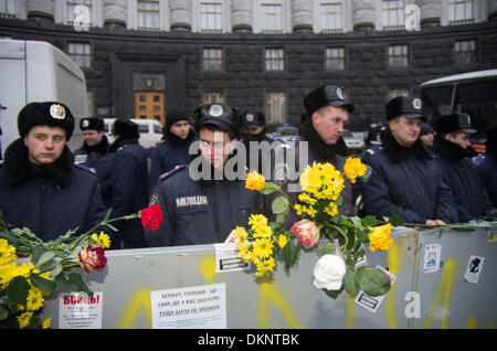 Kiew, Ukraine. 7. Dezember 2013. Blumen sind von Demonstranten vor dem Parlament der Ukraine durch Polizisten und Miliz am 7. Dezember 2013 in Kiew, Ukraine verteidigt links. Bildnachweis: Jonatha Borzicchi Redaktion/Alamy Live-Nachrichten Stockfoto