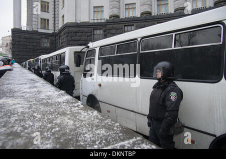 Kiew, Ukraine. 7. Dezember 2013. Miltiia Männer verteidigen, das Parlament und die Regierungsgebäude am 7. Dezember 2013 in Kiew, Ukraine. Bildnachweis: Jonatha Borzicchi Redaktion/Alamy Live-Nachrichten Stockfoto