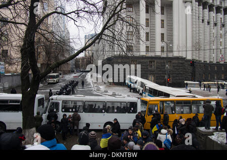 Kiew, Ukraine. 7. Dezember 2013. Miltiia Männer verteidigen, das Parlament und die Regierungsgebäude am 7. Dezember 2013 in Kiew, Ukraine. Bildnachweis: Jonatha Borzicchi Redaktion/Alamy Live-Nachrichten Stockfoto