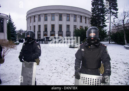 Kiew, Ukraine. 7. Dezember 2013. Miltiia Männer verteidigen, das Parlament und die Regierungsgebäude am 7. Dezember 2013 in Kiew, Ukraine. Bildnachweis: Jonatha Borzicchi Redaktion/Alamy Live-Nachrichten Stockfoto