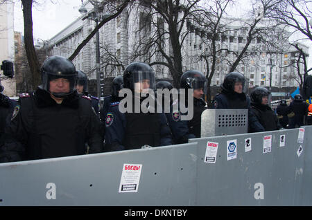 Kiew, Ukraine. 7. Dezember 2013. Miltiia Männer verteidigen, das Parlament und die Regierungsgebäude am 7. Dezember 2013 in Kiew, Ukraine. Bildnachweis: Jonatha Borzicchi Redaktion/Alamy Live-Nachrichten Stockfoto