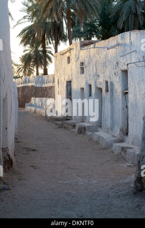 Libyen, Ghadames. Fußweg in die Altstadt am späten Nachmittag. Stockfoto