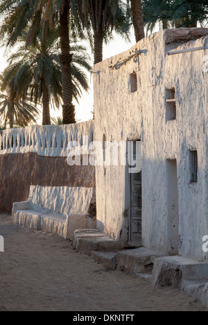 Libyen, Ghadames. Fußweg in die Altstadt am späten Nachmittag. Stockfoto