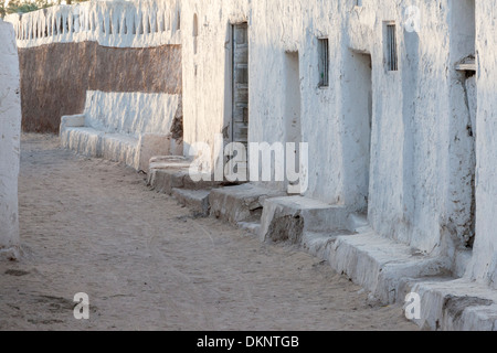 Libyen, Ghadames. Fußweg in die Altstadt am späten Nachmittag. Stockfoto