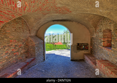 Mittelalterliche Backstein gewölbten Durchgang in Stadt von Serralunga D'Alba im Piemont, Norditalien. Stockfoto