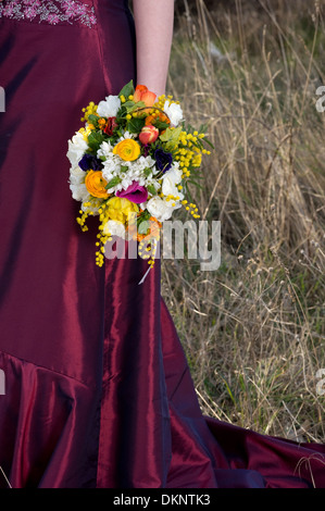 Braut Hochzeit Bouquet hält Stockfoto
