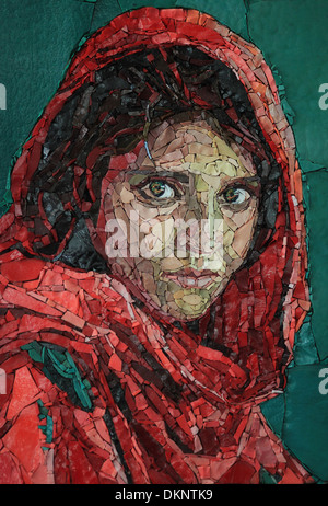 Porträt von Sharbat Gula, auch bekannt als "afghanischen Mädchens". Kopie des berühmten McCurrys Foto geschossen im Dezember 1984. Mosaik. Stockfoto