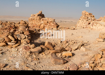 Libyen, Ras al-Ghul. Ruinen einer byzantinischen Festung an der Grenze des heutigen Tunesien und Algerien. Tunesien in der Ferne. Stockfoto
