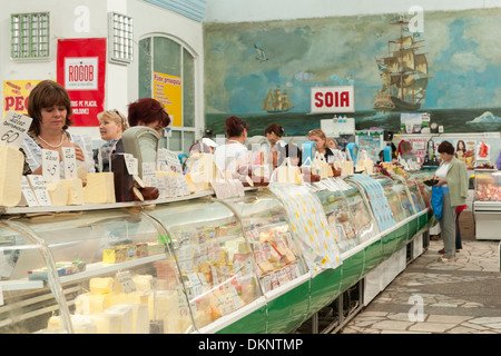 Innenraum des Milch- und Feinkost in Chisinau, der Hauptstadt der Republik Moldau in Osteuropa. Stockfoto