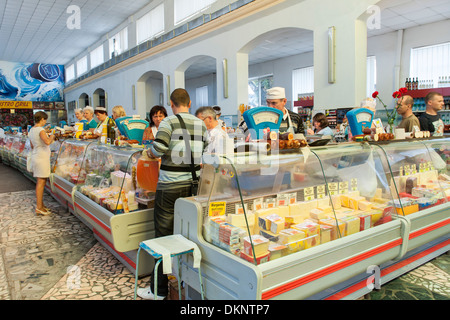 Innenraum des Milch- und Feinkost in Chisinau, der Hauptstadt der Republik Moldau in Osteuropa. Stockfoto