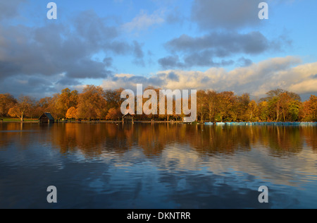 Serpentine im Herbst, Hyde Park, West London, Vereinigtes Königreich Stockfoto