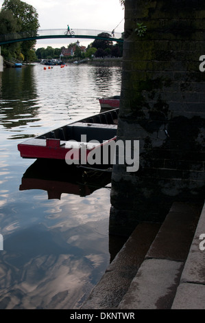 Boot auf der Themse Twickenham Stockfoto