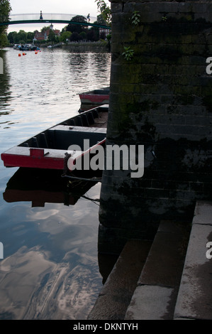 Boot vor Anker auf der Themse in Twickenham Middlesex Stockfoto