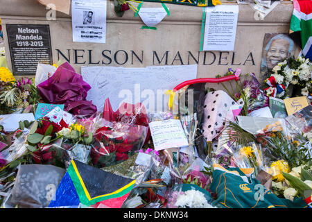 London, UK. 8. Dezember 2013: Hommagen an Nelson Mandela am Parliament Square, London, Vereinigtes Königreich Kredit bezahlt werden: Galit Seligmann/Alamy Live-Nachrichten Stockfoto