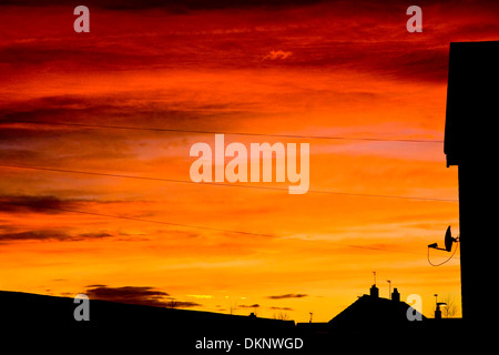 Sky TV Schüssel und Haus Dächer Silhouette bei Sonnenuntergang am Schloss-Straße, Mountsorrel Stockfoto