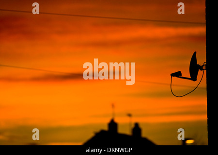 Sky TV Schüssel und Haus Dächer Silhouette bei Sonnenuntergang am Schloss-Straße, Mountsorrel Stockfoto