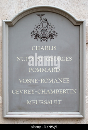 Berühmten Wein Marken aufgeführt auf einem Schild außerhalb Vinothek oder Höhle in Beaune, Burgund, Frankreich Stockfoto