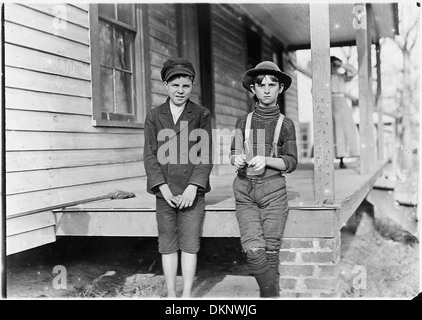 Springstein Mühle. John Lewis (Junge mit Hut), 12 Jahre alt, 1 Jahr in der Mühle. Weaver - 4 Webstühle. 40 (Cent) pro Tag zu... 523117 Stockfoto