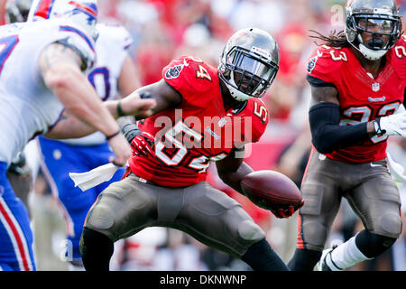 Tampa, Florida, USA. 8. Dezember 2013. WILL VRAGOVIC | Times.Tampa Bay Buccaneers außerhalb Linebacker Lavonte David (54) läuft nach der Genesung von einem Fumble von Buffalo Bills Wide Receiver Robert Woods (10) im dritten Quartal von den Tampa Bay Buccaneers und die Buffalo Bills im Raymond James Stadium auf Sonntag, 8. Dezember 2013. Die Bucs schlagen die Rechnungen 27-6. Bildnachweis: Willen Vragovic/Tampa Bucht Times/ZUMAPRESS.com/Alamy Live-Nachrichten Stockfoto