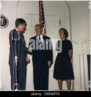 Vereidigung, Chester Bowles, als Präsident Kennedy Sonderbeauftragten und Berater auf afrikanisch, asiatisch... 194204 Stockfoto