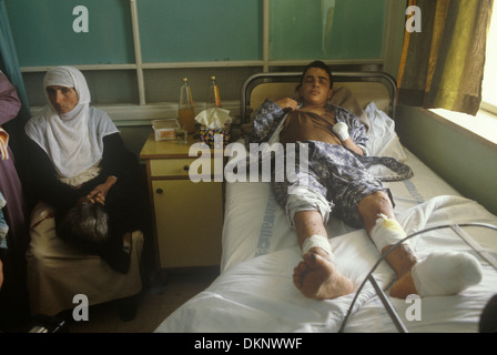 Palästina Nablus im Westjordanland Israel einen palästinensischen Demonstrator, im Krankenhaus mit Mutter 80er Jahre Israel. Nahen Osten. 1982 HOMER SYKES Stockfoto