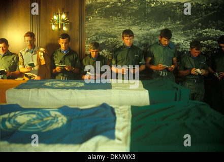 Truppen der Vereinten Nationen Libanon April 1980. Ein kurzer Service Beirut Flughafen, für zwei irische Soldaten, Private Thomas Barrett und Private Derek Smallhorne, getötet von Haddad Miliz 1980s Naher Osten. HOMER SYKES Stockfoto