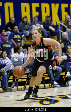 Berkeley, CA, USA. 7. Dezember 2013. 7. Dezember 2013 - Berkeley CA USA Pacific G # 11 Madison Parrish bei NCAA Womens Basketball-Spiel zwischen Pacific University Tigern und California Golden Bears 68 66 Überstunden verloren an Hass Pavillon Berkeley Calif © Csm/Alamy Live-Nachrichten Stockfoto