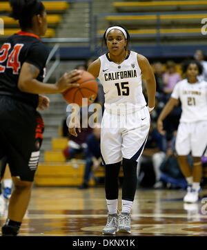 Berkeley, CA, USA. 7. Dezember 2013. 7. Dezember 2013 - Berkeley CA USA California Bears G # 15 Brittany Boyd auf Verteidigung bei NCAA Womens Basketball-Spiel zwischen Pacific University Tigern und California Golden Bears 68 66 Überstunden gewinnen an Hass Pavillon Berkeley Calif © Csm/Alamy Live-Nachrichten Stockfoto