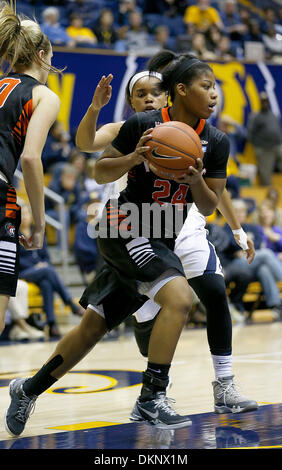 Berkeley, CA, USA. 7. Dezember 2013. 7. Dezember 2013 - Berkeley CA USA Pacific G # 24 KiKi Moore schnappt sich den Abpraller aus der Cal Bretagne Boyd eine schnelle Pause während NCAA WomensBasketball Spiel zwischen Pacific University Tigern und California Golden Bears 68 66 Überstunden beginnen verloren an Hass Pavillon Berkeley Calif © Csm/Alamy Live-Nachrichten Stockfoto