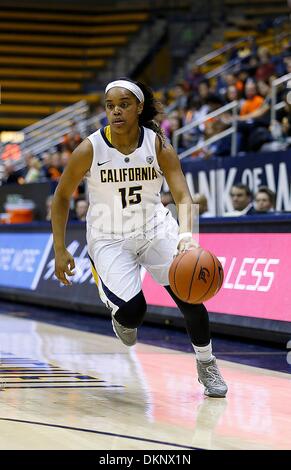 Berkeley, CA, USA. 7. Dezember 2013. 7. Dezember 2013 - Berkeley CA USA California Bears G # 15 Brittany Boyd bei NCAA Womens Basketball-Spiel zwischen Pacific University Tigern und California Golden Bears 68 66 Überstunden gewinnen an Hass Pavillon Berkeley Calif © Csm/Alamy Live-Nachrichten Stockfoto