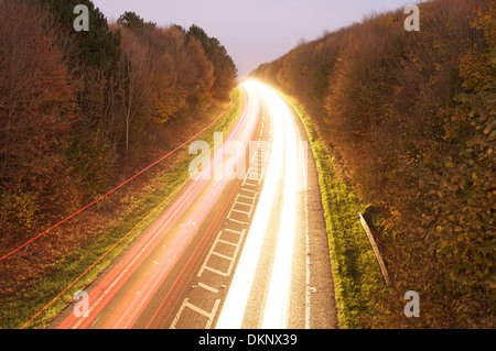Transport auf der Straße. Schlieren Autolichter aus den Abend Berufsverkehr umgehen wie es um die Dorchester streams. Dorset, England. Vereinigtes Königreich. Stockfoto