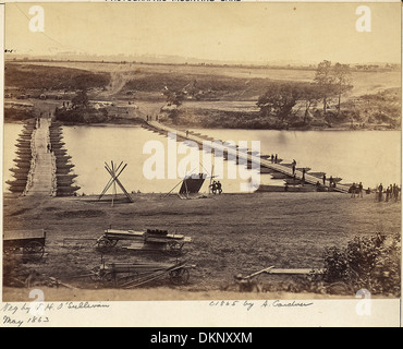 Eine Fotografie einer Pontonbrücke über den Rappahannock River in Fredericksburg, Virginia, eine wichtige logistische Struktur, die während der militärischen Feldzüge im Bürgerkrieg genutzt wurde. Stockfoto