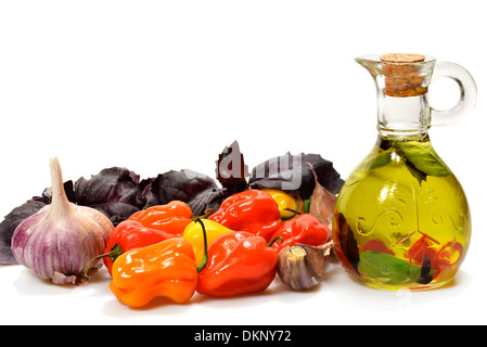 Olivenöl mit Pfeffer, Knoblauch und Basilikum - Zutaten Stockfoto