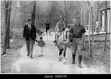 Wochenende in Camp David. Präsident Kennedy, John F. Kennedy, Jr., Caroline Kennedy (Reiten "Tex"). Camp David, MD. 194194 Stockfoto