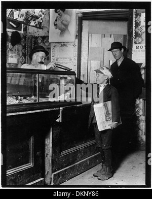 Wo geht das Geld an. Jede Filiale hat in der Regel einen Süßigkeiten-Zähler. St. Louis, Mo 523298 Stockfoto