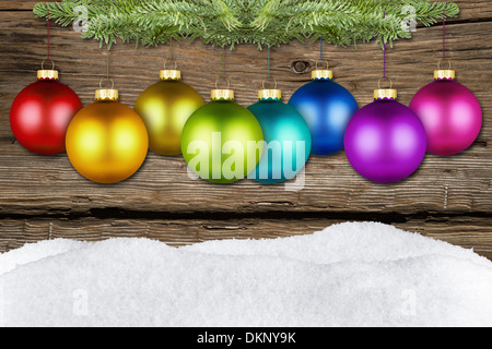 Weihnachtskugel Tanne Zweig vor der hölzernen Hintergrund Stockfoto