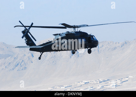 Ein UH - 60M Black Hawk-Hubschrauber aus C Company "Warlords", 2nd Battalion (Angriff), 10. Combat Aviation Brigade, Task Force Knighthawk, überfliegt eine Personal-Bewegung-Mission 4 Dez. Provinz Logar, Afghanistan. Stockfoto