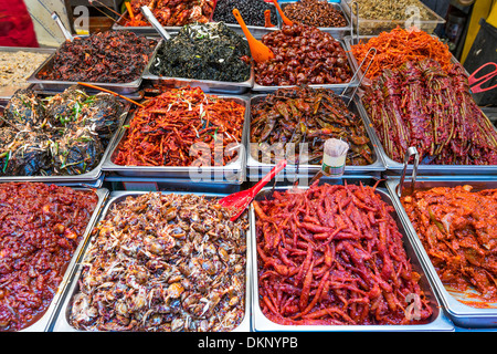 Essen auf dem Display an Gwangjang Markt in Seoul, Südkorea. Stockfoto